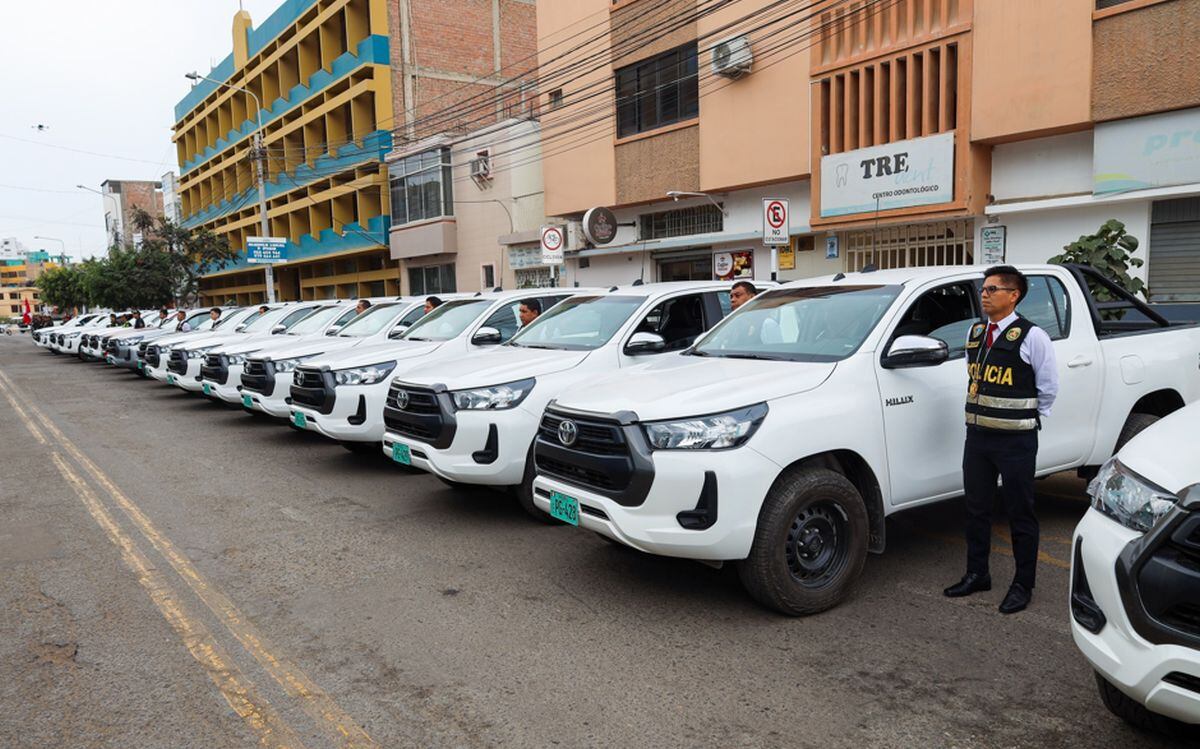 Incorporan 24 camionetas al servicio policial para reforzar seguridad ciudadana